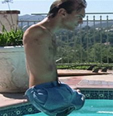 Nick tirándose a la piscina